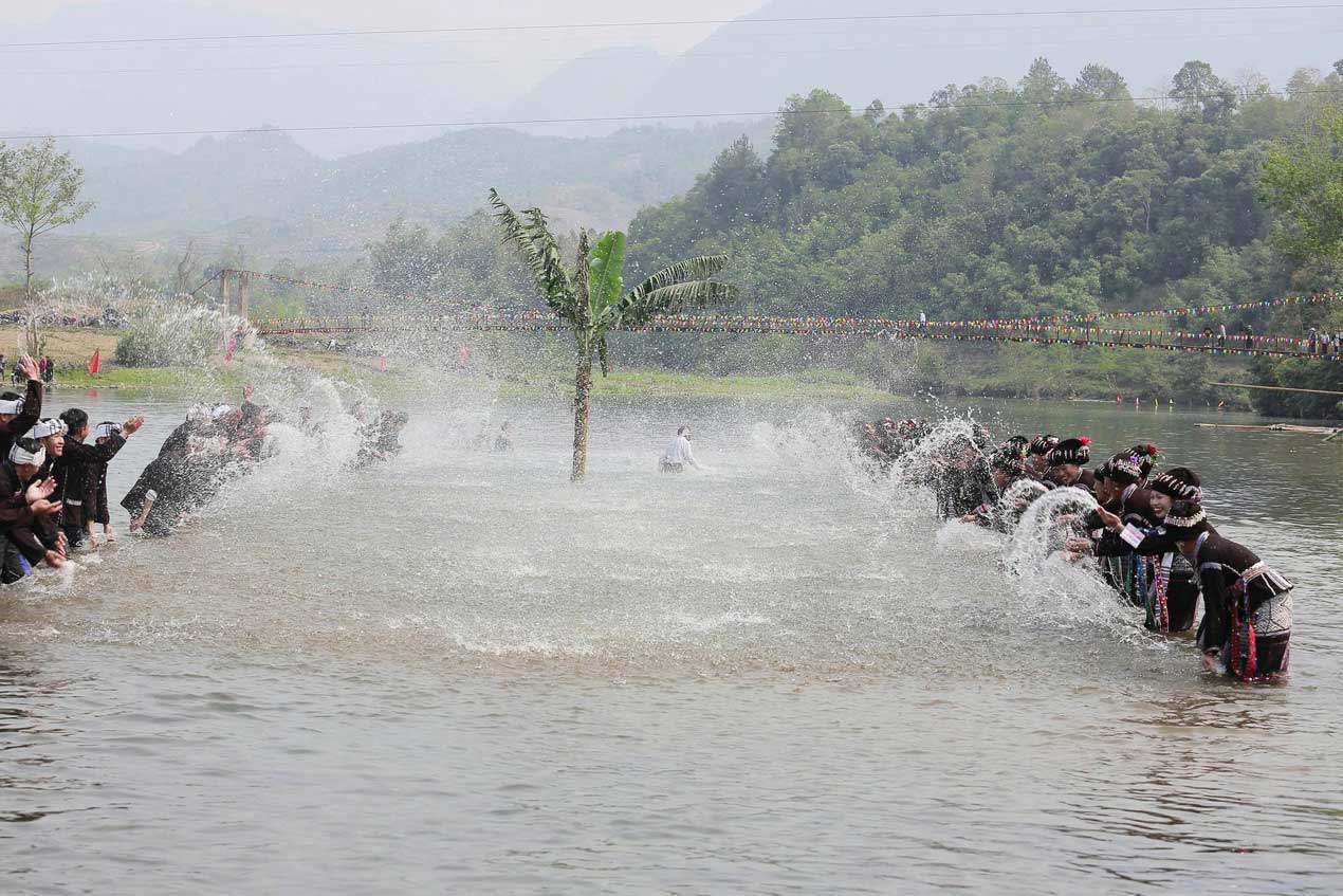 Sự kiện mọi người mong đợi nhất trong Lễ hội “Bun Vốc Nặm” là được tham gia vào hoạt động té nước. Ảnh: TTĐT xã Bản Bo  