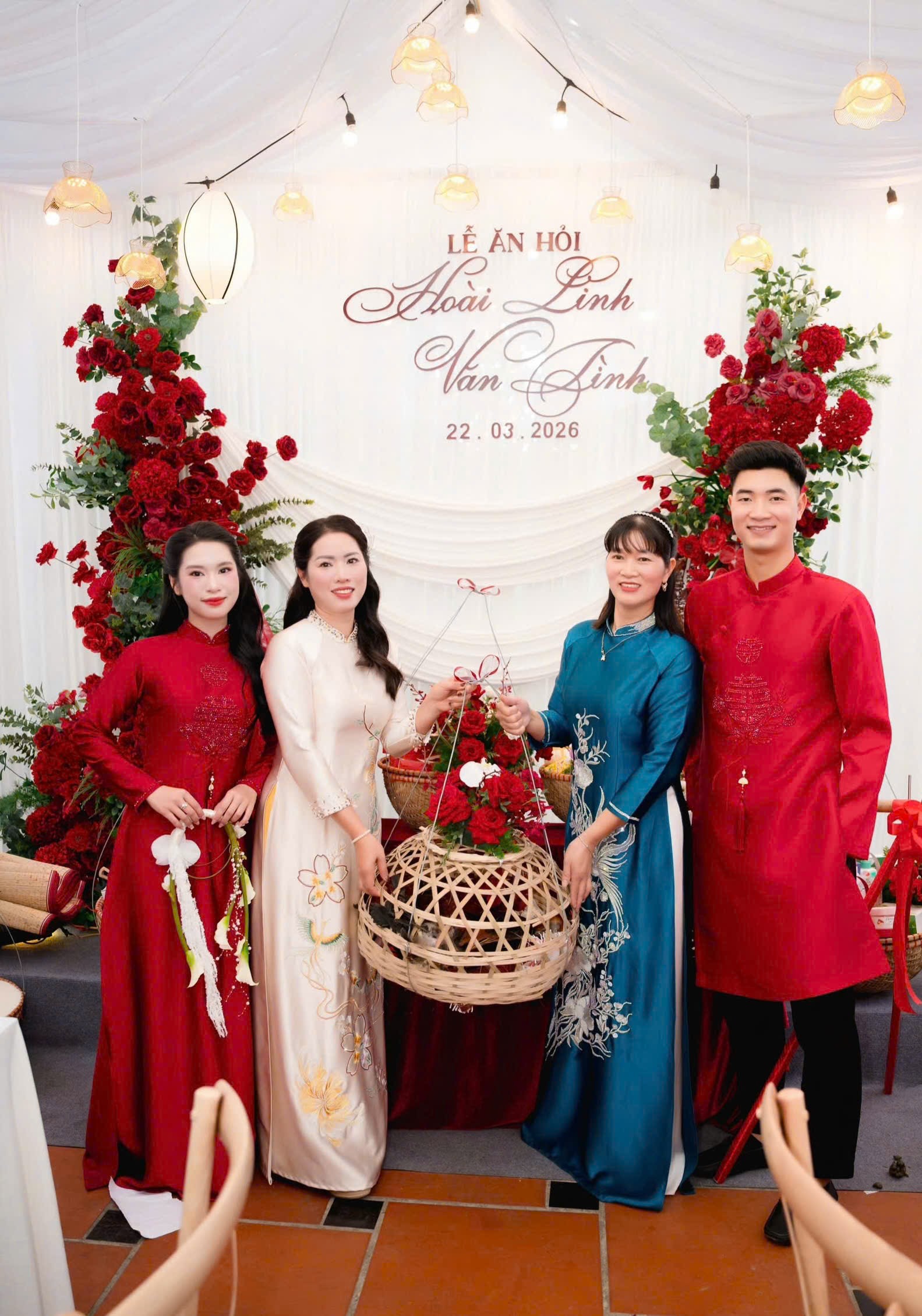 Hai bên gia đình niềm nở với sính lễ độc đáo, đặc biệt. Ảnh: Nhân vật cung cấp