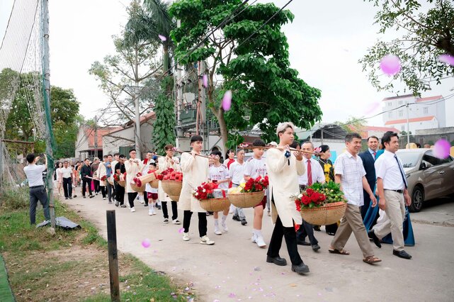 Unique trays with carrying poles that are both close and familiar. Photo: Character provided