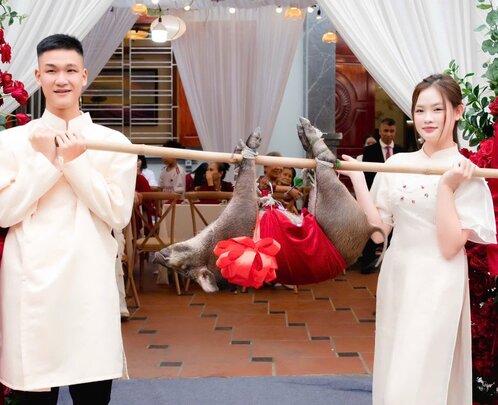 “Đòn gánh” đặc biệt mà cặp đôi lựa chọn cho lễ ăn hỏi của mình. Ảnh: Nhân vật cung cấp