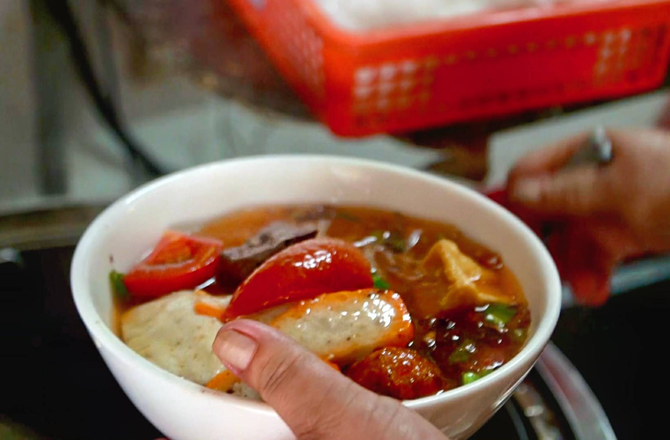 Mỗi phần bún “treo” đảm bảo đủ nguyên liệu, hương vị tương đương với tô bún tiêu chuẩn ăn tại quán. 