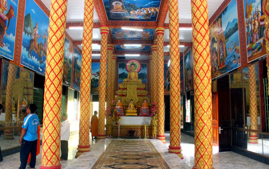 Bên chánh điện được đầu tư nghiêm trang và đậm đà màu sắc Phật giáo Nam tông. Ảnh: Thanh Mai 