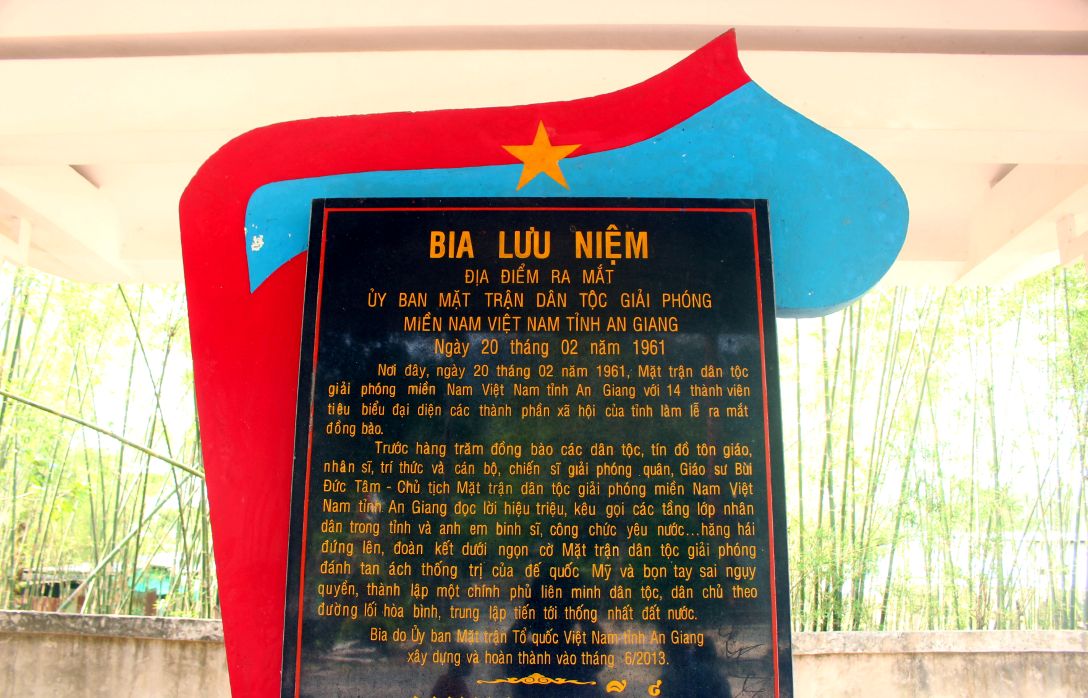 Bảng nội dung Nhà bia lưu niệm. Ảnh: Thanh Mai