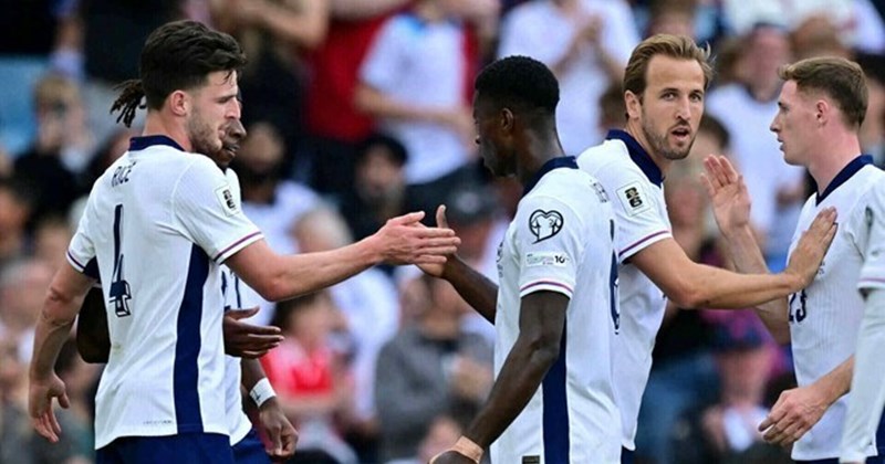 Anh hòa Uruguay trong trận bóng đá