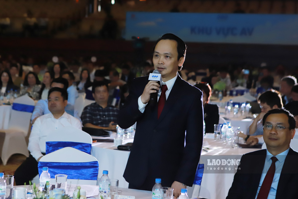 찐반꾸엣 FLC 그룹 회장은 프로젝트를 구성할 때 관광객을 유지하는 방법을 공유합니다. 사진: 호아이프엉