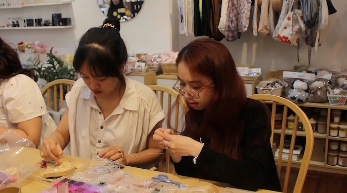 Les ateliers d'expérience attirent un grand nombre de jeunes à Da Nang. Photo: Thuy Nhien