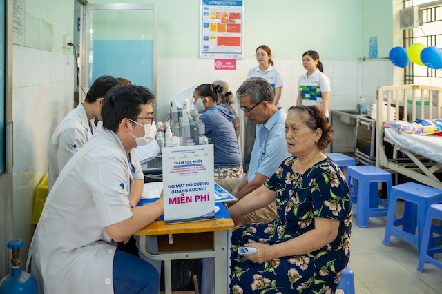 Khám sức khỏe cho người cao tuổi. Ảnh: 