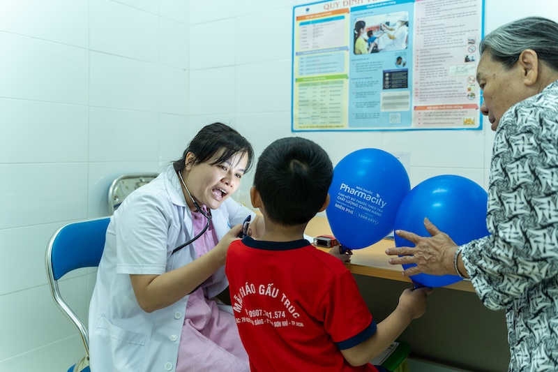 Un médecin examine la santé d'un enfant. Photo: Fournie par l'Association vietnamienne pour la protection des droits de l'enfant