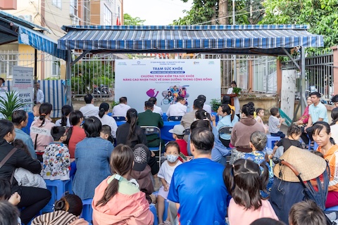 Đông đảo người dân đến tham gia chương trình “Trạm sức khỏe“. Ảnh: Hội Bảo vệ quyền trẻ em Việt Nam cung cấp