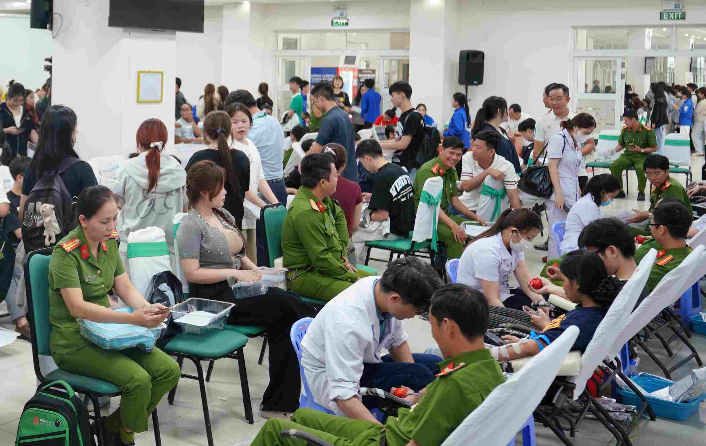 Plus de 450 "gouttes de sang partagées" de la 45e Journée du don de sang de l'Université Đông Á, Đà Nẵng. Photo: Phương Chi