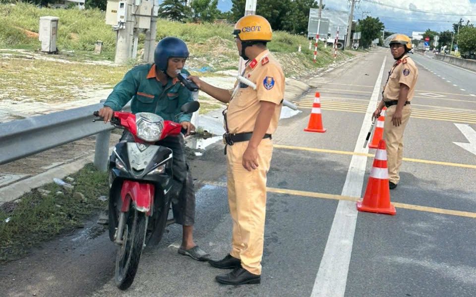 The Traffic Police force has launched a campaign, handling more than 3,300 cases of alcohol concentration violations. Photo: Khanh Hoa Traffic Police Department