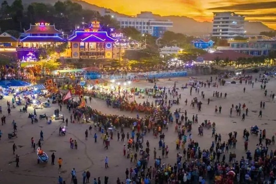 Nghi thức thỉnh Long vị diễn ra vào sáng sớm ngày chính lễ (30.3) thường thu hút đông đảo ngư dân các làng chài và du khách. Ảnh: UBLH