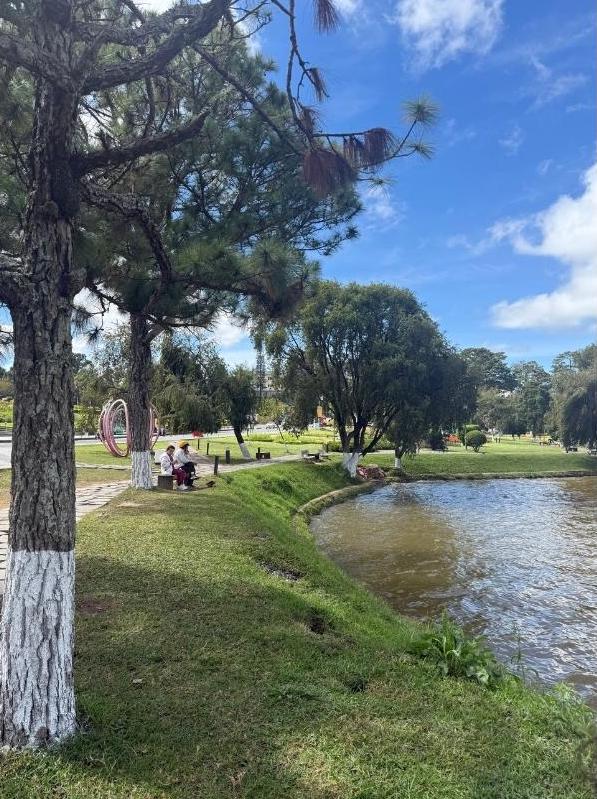 Hồ Xuân Hương - mặt gương dịu dàng giữa lòng Đà Lạt, nơi chỉ cần đứng lặng một chút cũng đủ thấy bình yên len vào từng nhịp thở. Ảnh: Phương Anh