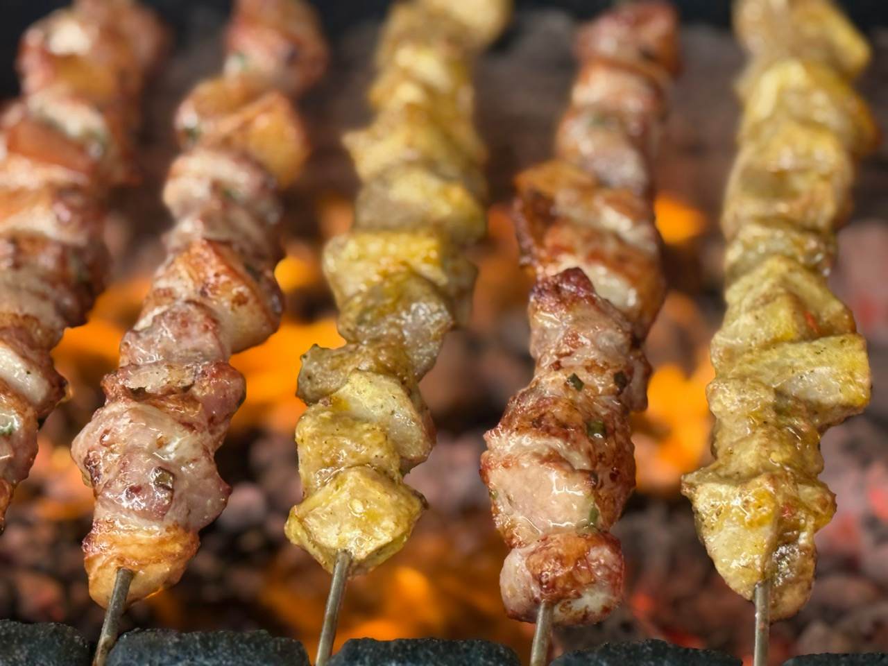 Fin de semana lejos de la ciudad cambiando el ambiente con barbacoa de bambú. Foto: Hà Lê