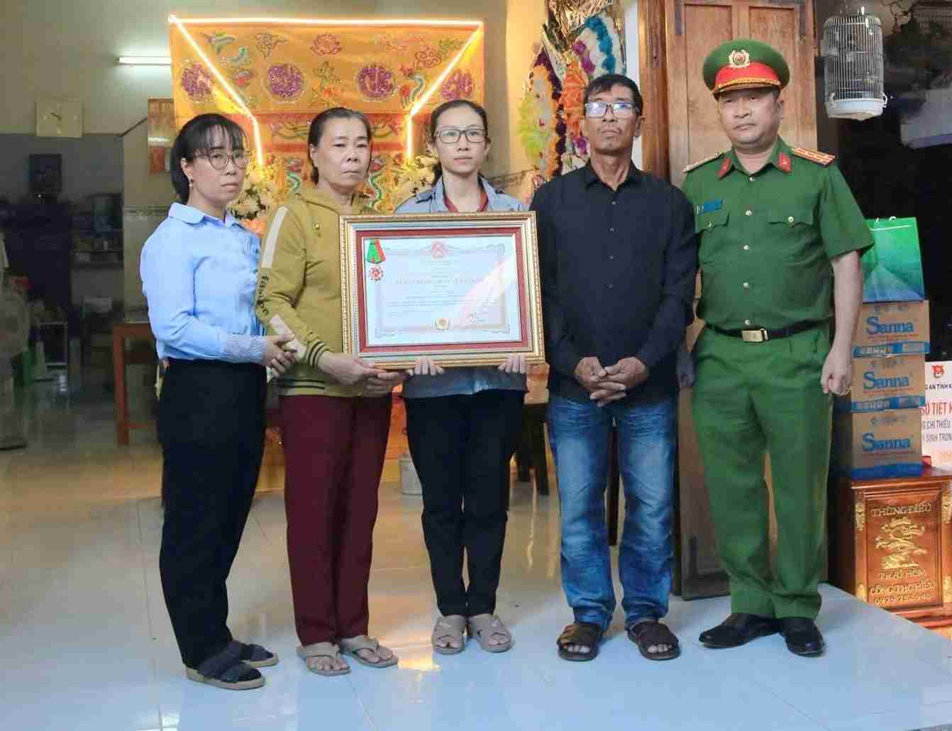 The President awarded the Third-class Fatherland Protection Medal to relatives of Major Nguyen Xuan Hai's family. Photo: Khanh Hoa Provincial Police
