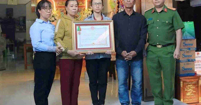Truy tặng Huân chương Bảo vệ Tổ quốc cho chiến sĩ công an hy sinh