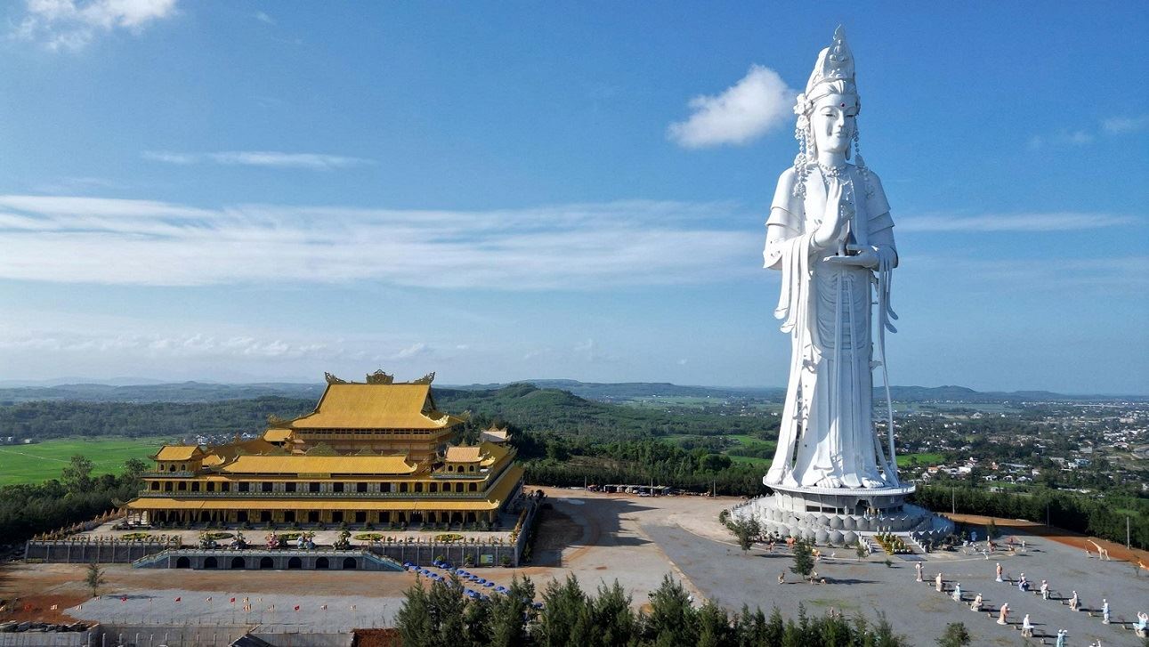 민득 사원은 꽝응아이성 짜 khúc 강 하류에 있는 고루이 다리 근처에 있습니다. 사진: 비엔 응우옌