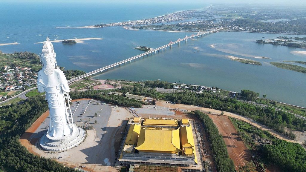 Chùa nằm trên trục đường nối trung tâm Quảng Ngãi với tuyến du lịch biển Mỹ Khê - đảo Lý Sơn, đây cũng là điểm nhấn thu hút khách thập phương vãn cảnh, chiêm bái. Ảnh: Viên Nguyễn