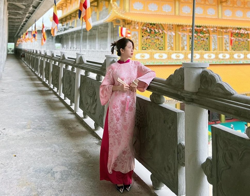 Du khách mặc áo dài chụp hình lưu niệm ở chùa Minh Đức. Ảnh: Viên Nguyễn