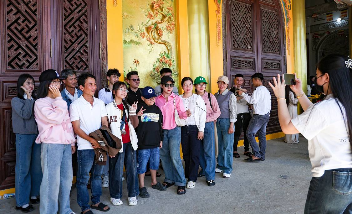 Mỗi ngày Khu văn hóa Thiên Mã đón rất đông du khách đến dâng hương, cầu bình an và ngắm cảnh cửa sông Trà Khúc đổ ra biển. Ảnh: Viên Nguyễn