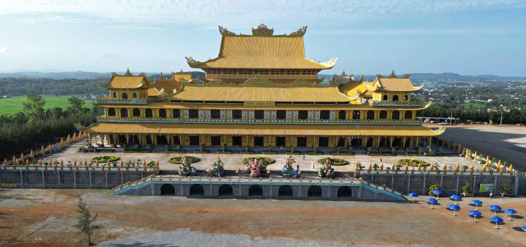 Kiến trúc chùa được đầu tư công phu với chánh điện rộng gần 12.000 m². Ảnh: Viên Nguyễn