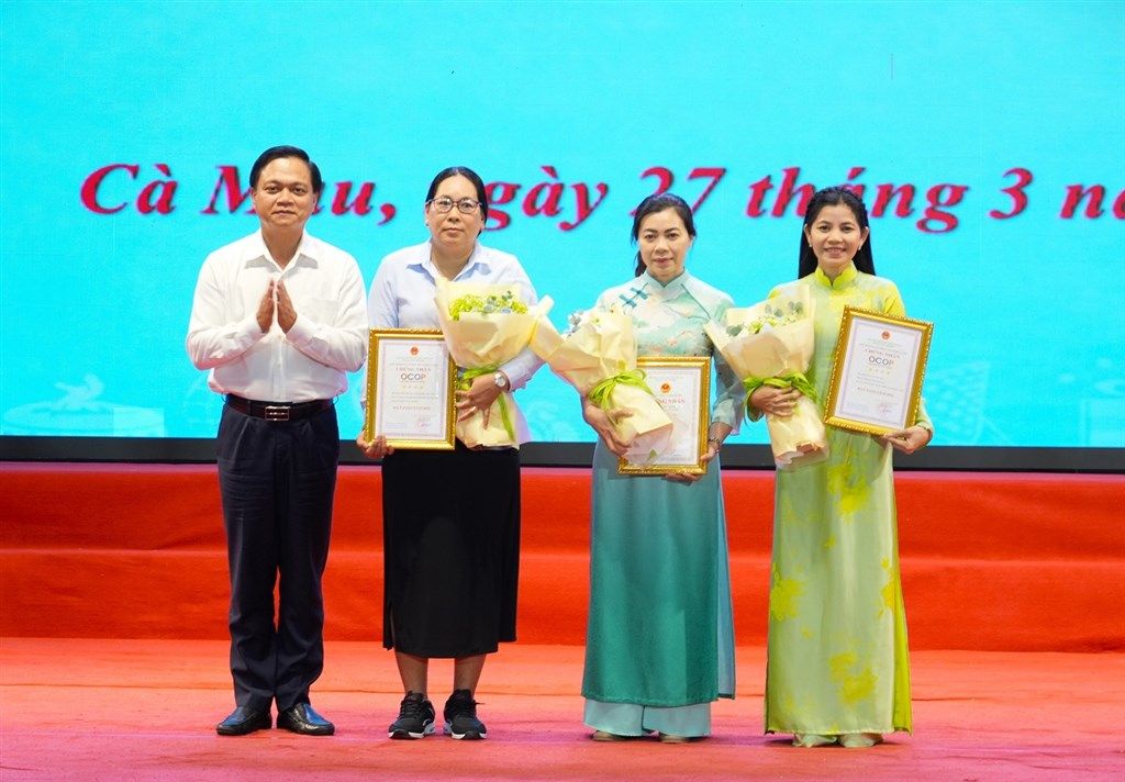 Awarding certificates of OCOP products meeting 4-star and 5-star standards. Photo: Nhat Ho.