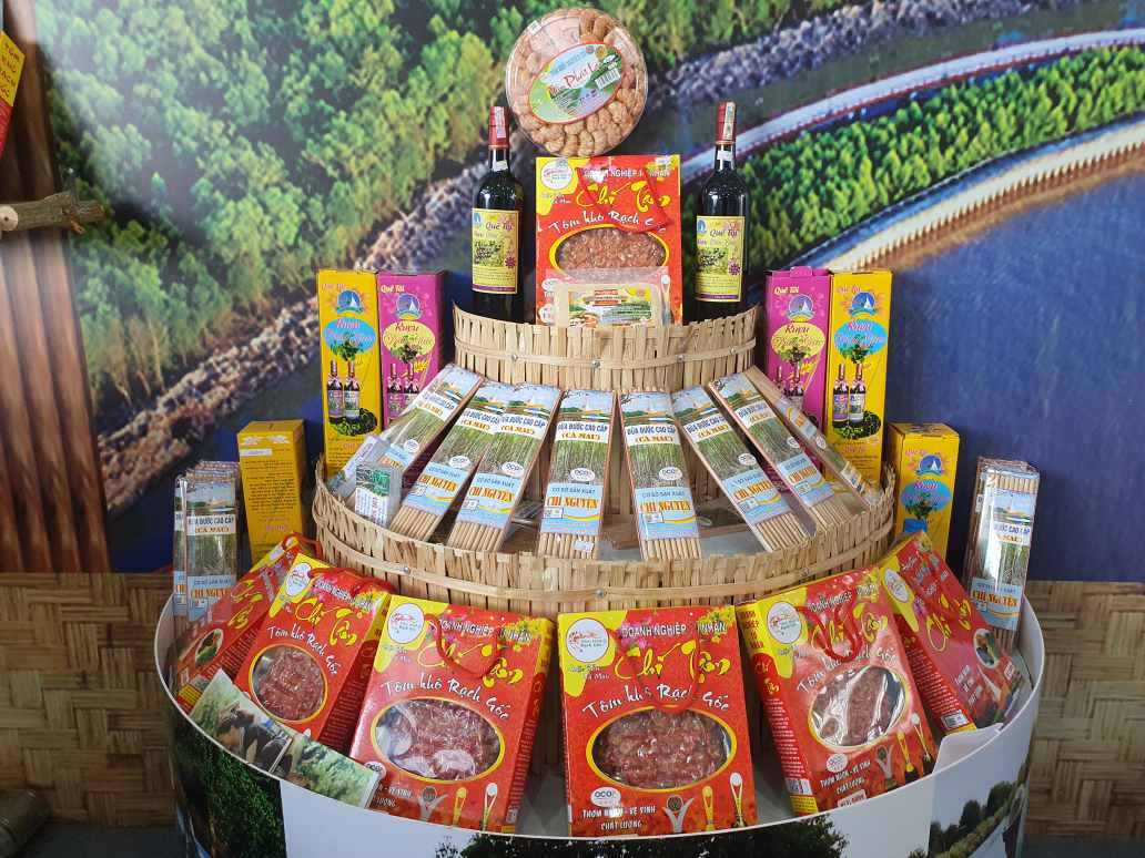 Sản phẩm OCOP tại Cà Mau có mặt tại các điểm du lịch trong tỉnh. Ảnh: Nhật Hồ.