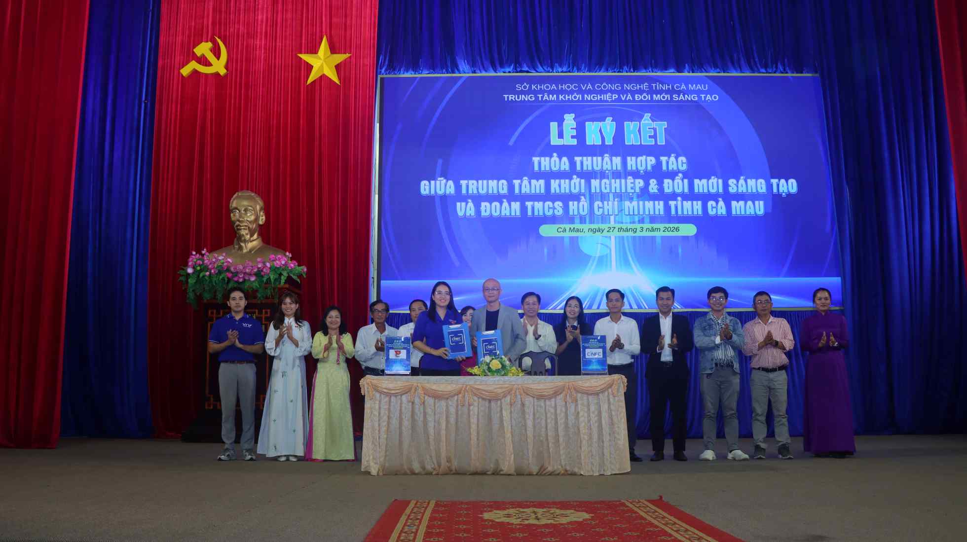 Ký kết hợp tác với Tỉnh đoàn Cà Mau. Ảnh: Nhật Hồ.