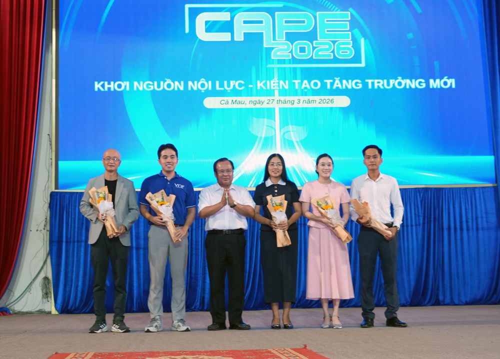 Phó chủ tịch UBND tỉnh Cà Mau Nguyễn Minh Luân tặng hoa cho các đơn tổ chức, diễn giả tham gia diễn đàn khởi nghiệp. Ảnh: Nhật Hồ.