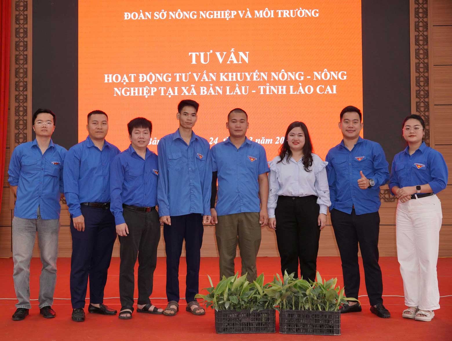 Đoàn viên Trung tâm Khuyến nông Lào Cai tổ chức tập huấn, chuyển giao kỹ thuật cho nông dân xã Bản Lầu.