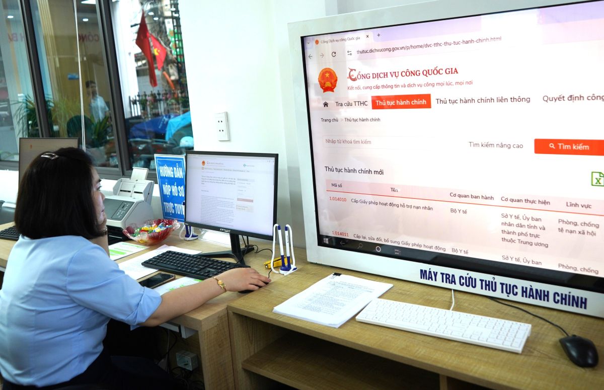 El presidente de la ciudad de Hai Phong dirige la revisión, reducción y simplificación de los procedimientos administrativos. Foto: Hoang Khoi