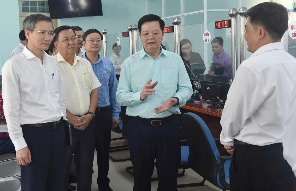 El Viceprimer Ministro Mai Van Chinh trabajó con las comunas y barrios de Tay Ninh sobre los resultados de la implementación del gobierno local de 2 niveles el 19 de marzo, incluida la organización, disposición y uso del equipo de funcionarios y empleados públicos. Foto: VGP