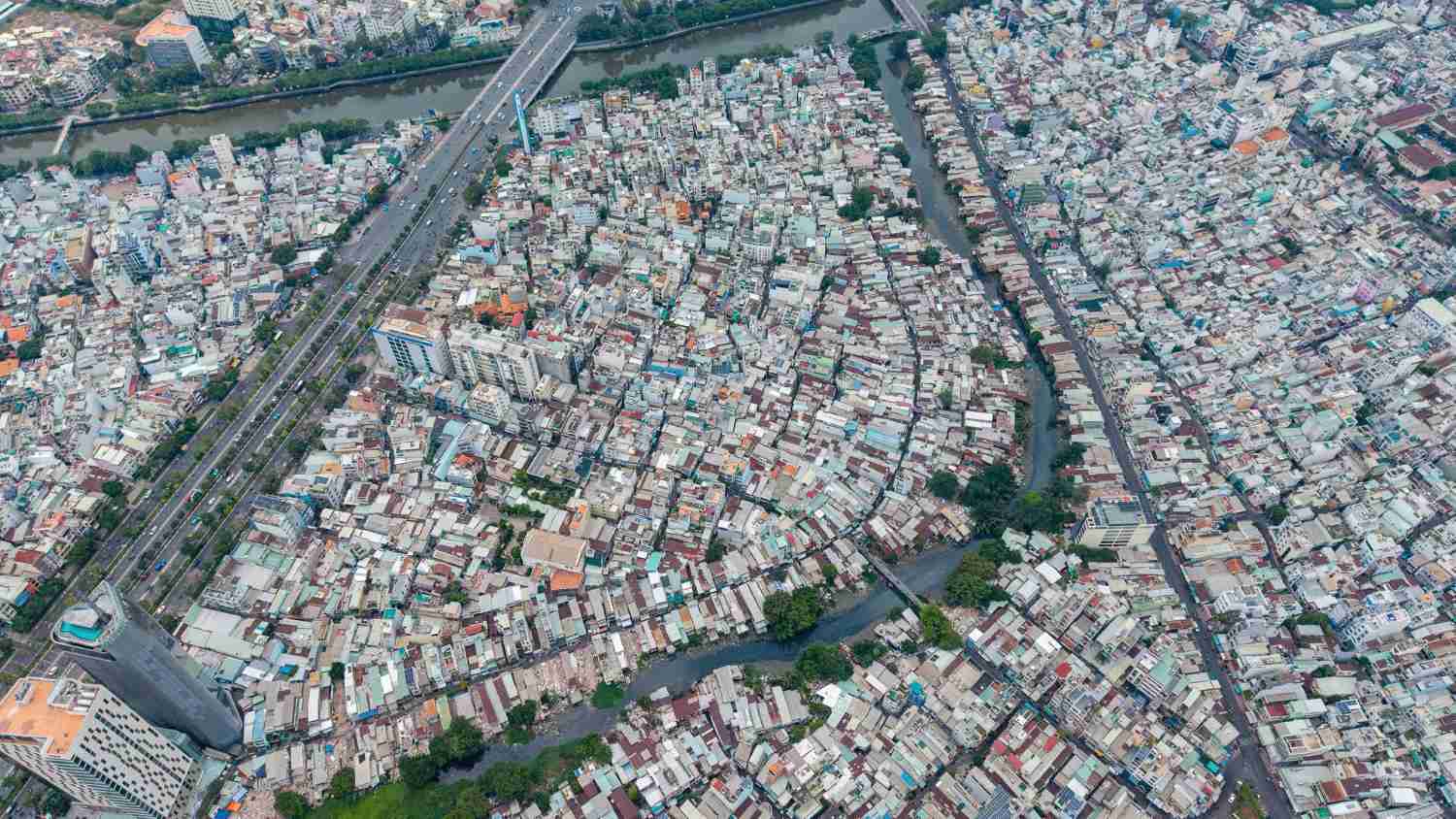 Dự án cải tạo rạch Xuyên Tâm còn 1.265 hộ dân chưa giao mặt bằng.  Ảnh: Anh Tú