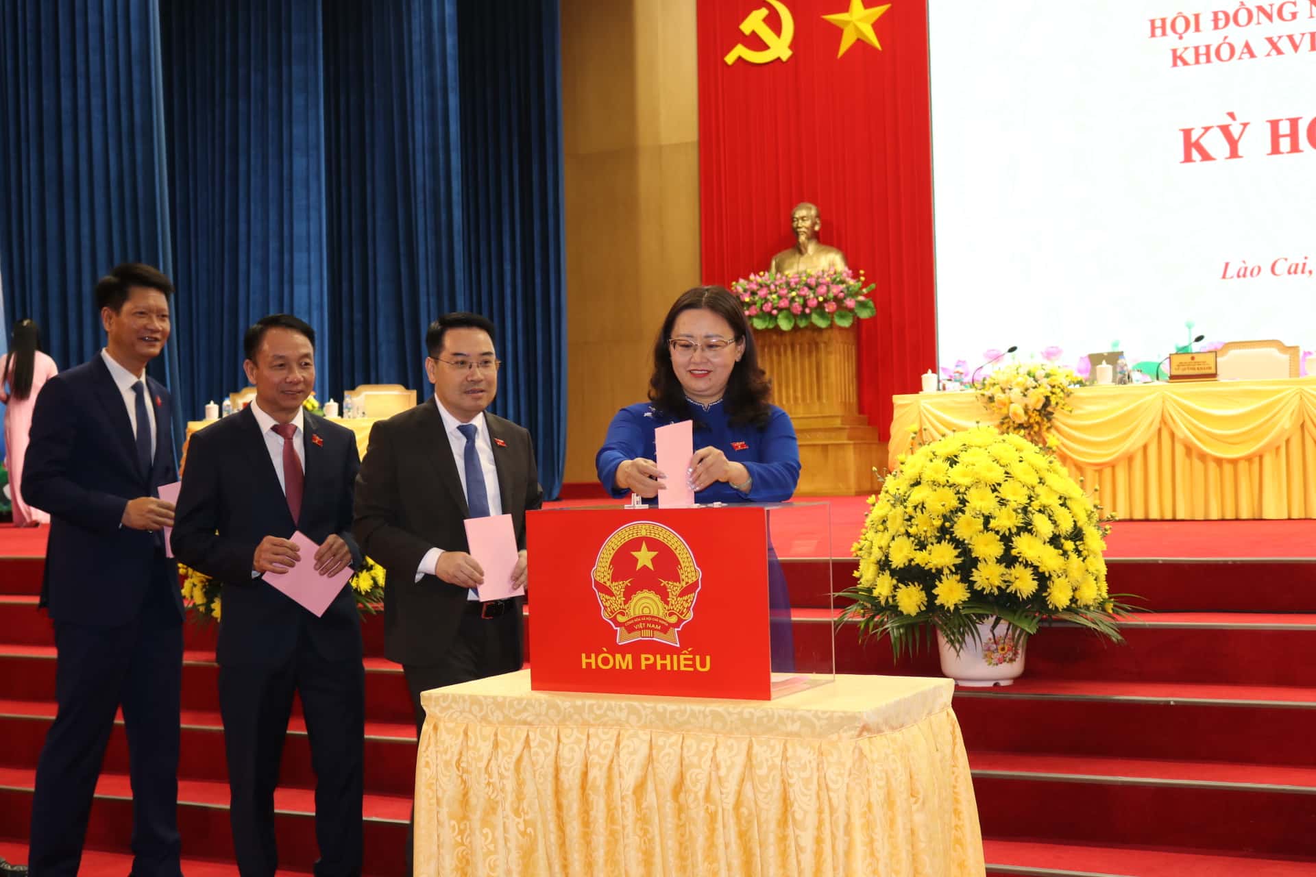 Các đại biểu bầu chức danh Chủ tịch, Phó chủ tịch HĐND tỉnh khoá XVII, nhiệm kỳ 2026-2031