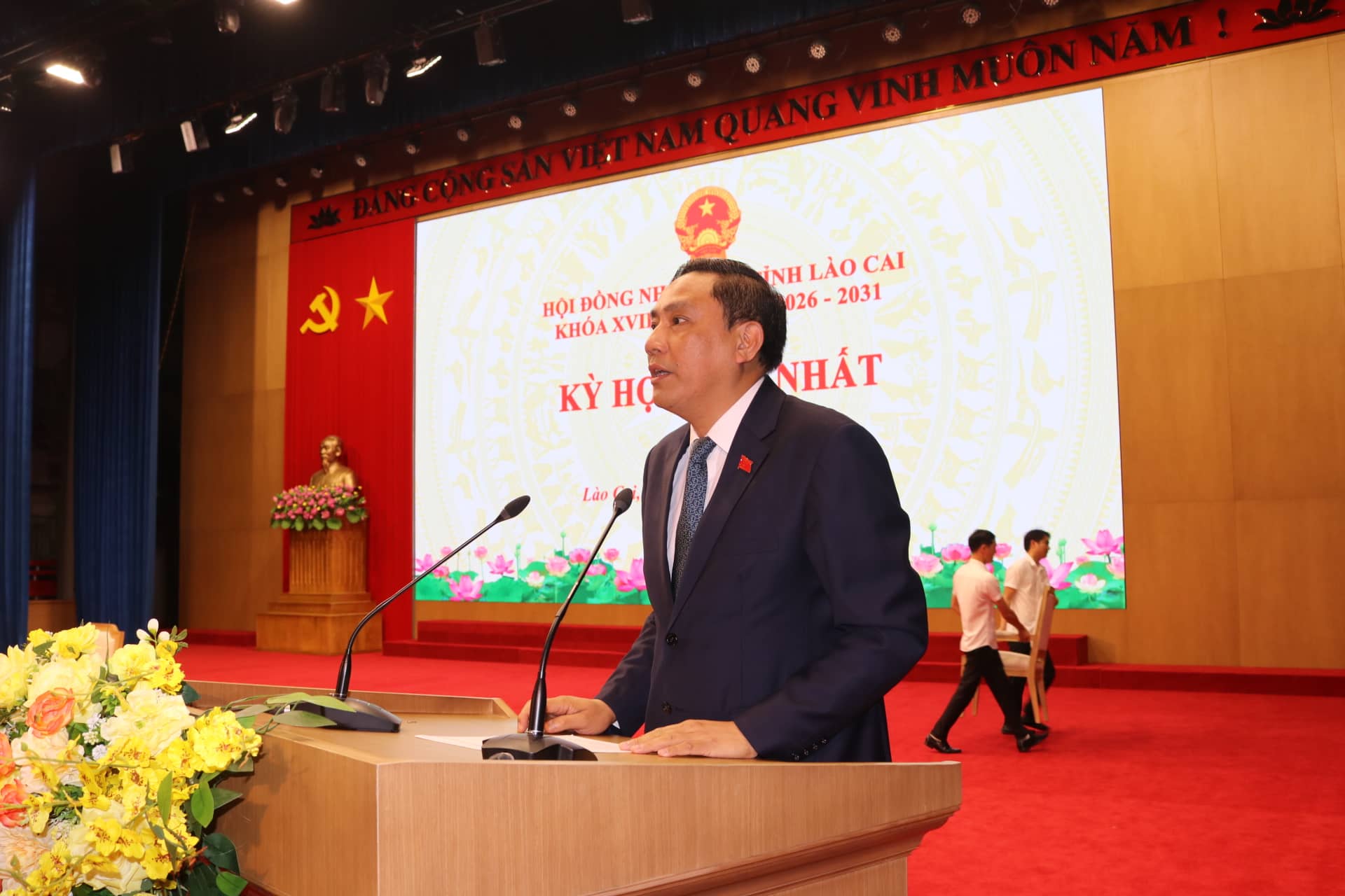 Mr. Hoang Giang - Standing Deputy Secretary of the Provincial Party Committee was elected to hold the position of Chairman of the Lao Cai Provincial People's Council. Photo: Van Duc.