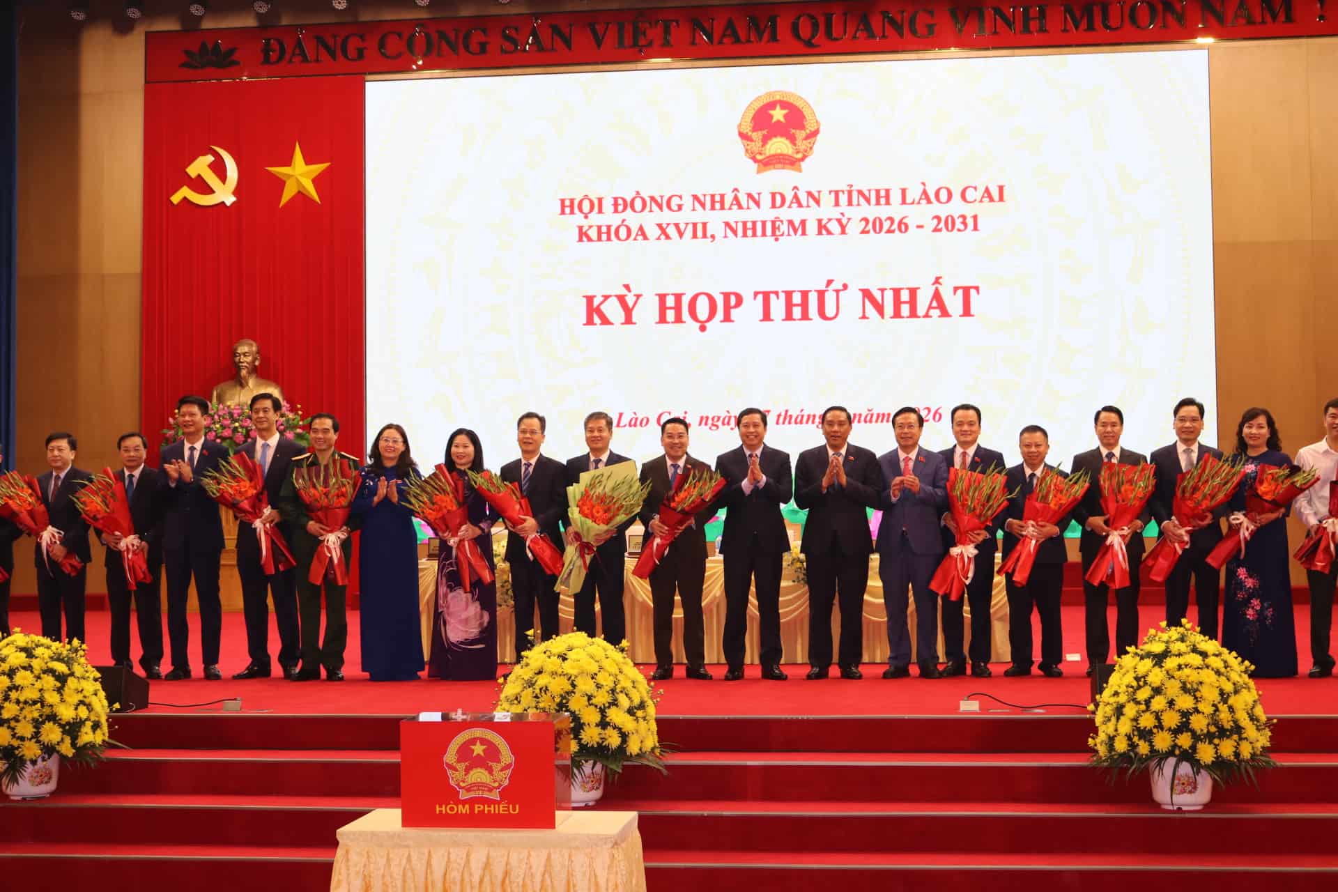 Thường trực Tỉnh ủy Lào Cai tặng hoa chúc mừng Chủ tịch, Phó Chủ tịch và Uỷ viên UBND tỉnh Lào Cai, nhiệm kỳ 2026-2031. Ảnh: Văn Đức