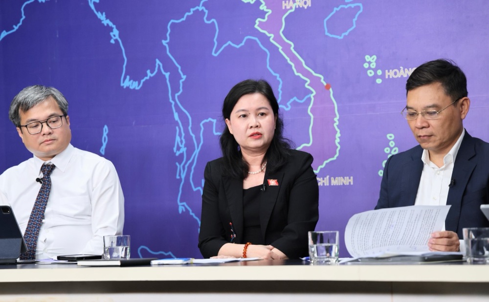 Deputy Chairman of the National Assembly's Law and Justice Committee Nguyen Phuong Thuy talks about 4 areas where Hanoi is given initiative. Photo: Hoang Linh