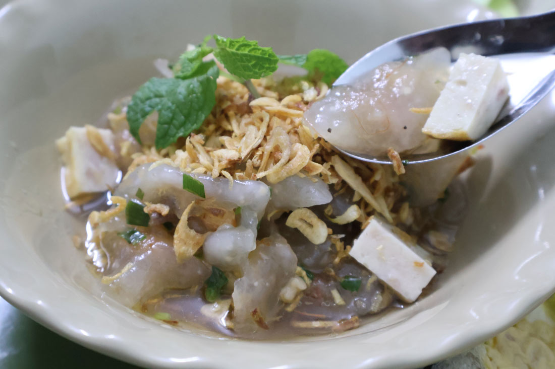 Với món bánh bột lọc trộn, thực khách sẽ thưởng thức cùng nước mắm chua ngọt, giò và hành phi. Ảnh: Ánh Dương 