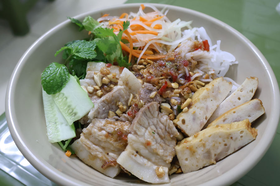 Món bún mắm nêm không quá cầu kỳ về hình thức, nhưng lại khiến người ăn nhớ lâu bởi hương vị đặc trưng. Ảnh: Ánh Dương