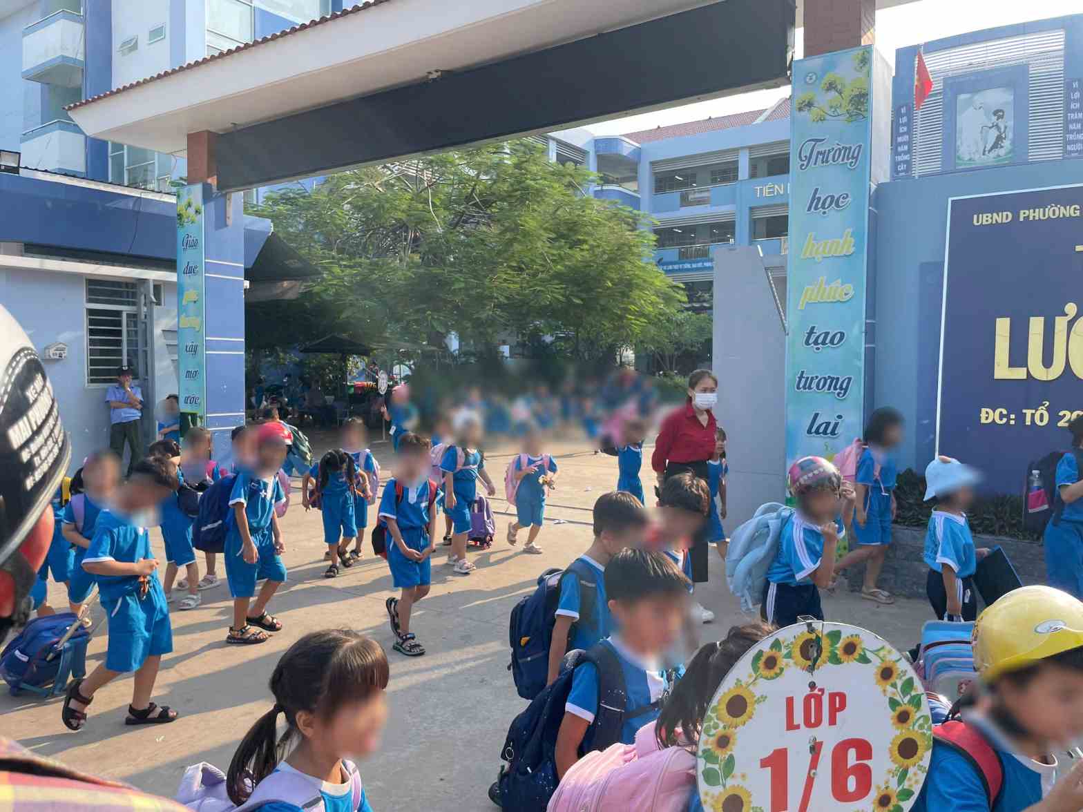 Luong The Vinh Primary School affirms that it will not expel students from standing in the sun. Photo: Dinh Trong