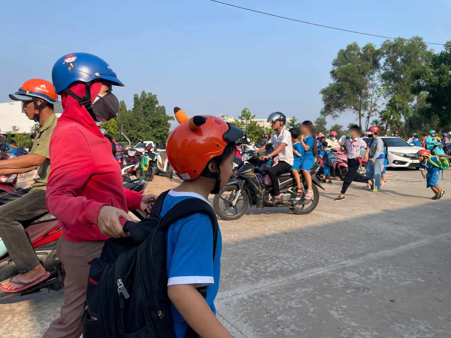 Trường học tiếp thu những phản ánh của phụ huynh để tổ chức việc đưa đón học sinh đảm bảo an toàn. Ảnh: Đình Trọng