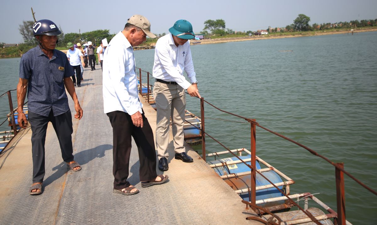Đoàn kiểm tra phối hợp với người dân quản lý cầu phao đi kiểm tra thực địa. Ảnh: Hưng Thơ