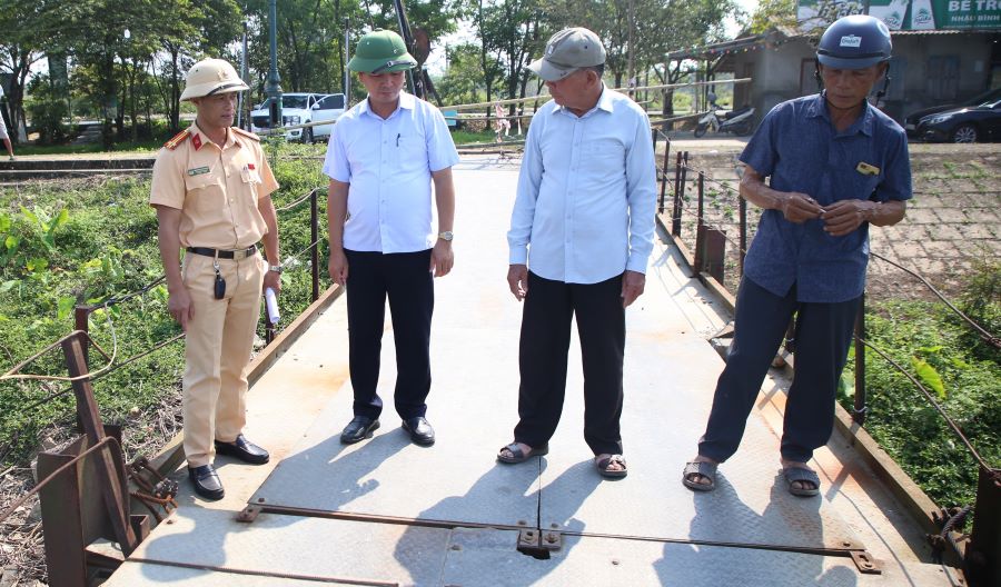 Các tồn tại được đoàn kiểm tra chỉ rõ, yêu cầu người quản lý cầu khắc phục. Ảnh: Hưng Thơ