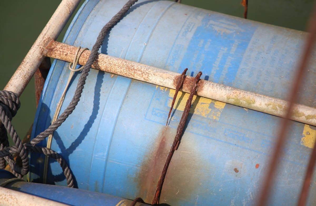 Khung định vị đỡ phao ở cầu bị rỉ sét và phải được gia cố lại trong vòng 5 ngày. Ảnh: Hưng Thơ