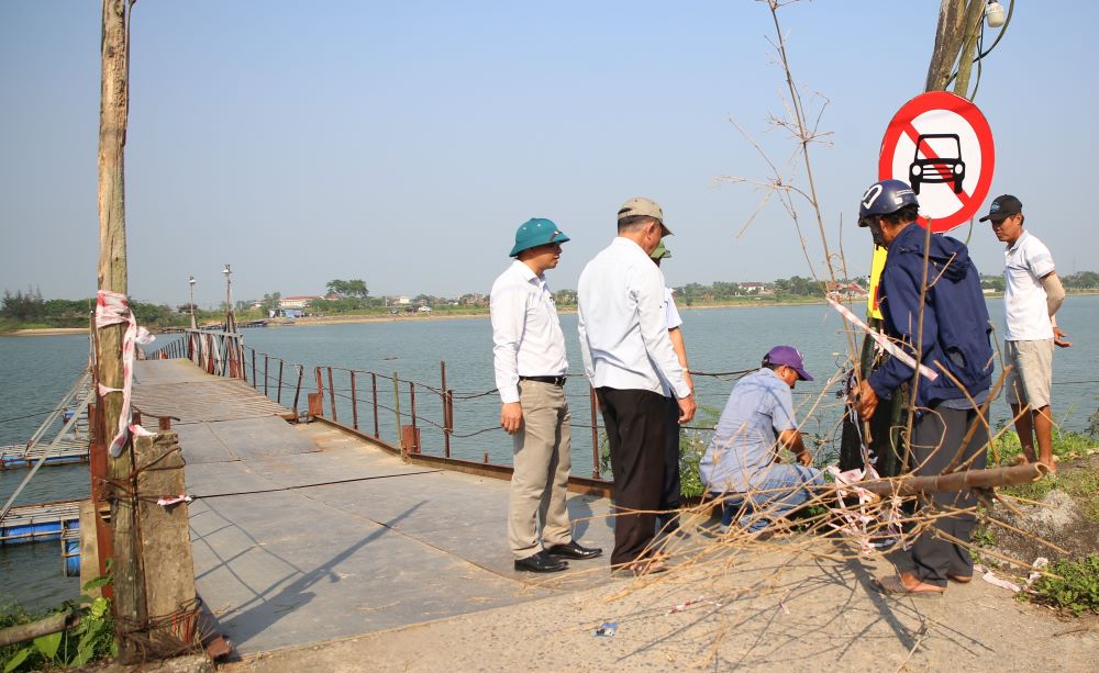 Gỡ bỏ rào chắn ở cầu phao sau 2 tuần tạm ngừng hoạt động. Ảnh: Hưng Thơ