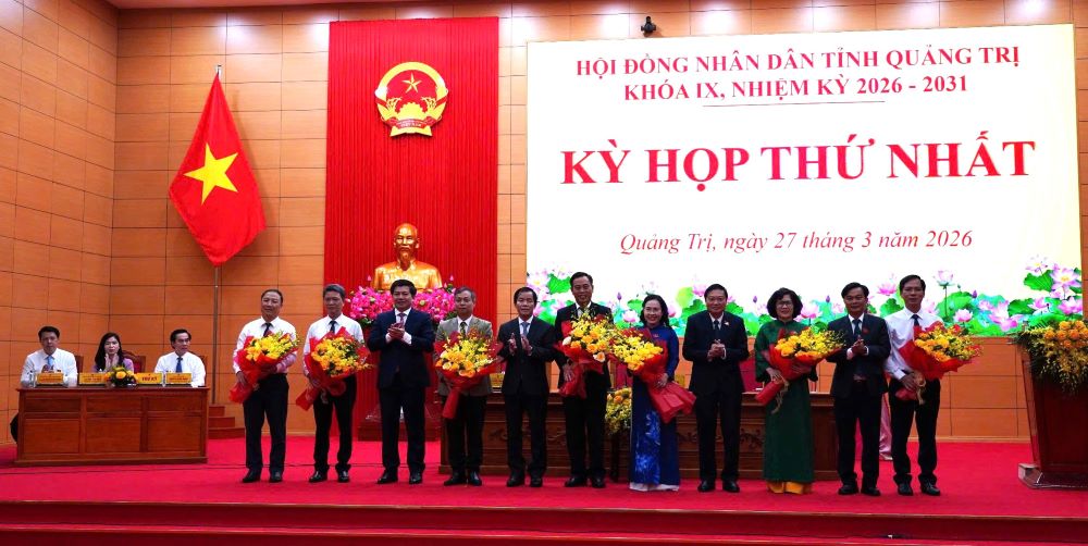 Lãnh đạo tỉnh Quảng Trị tặng hoa chúc mừng các đồng chí trúng cử các chức danh của cơ quan HDND tỉnh. Ảnh: Thanh Trung