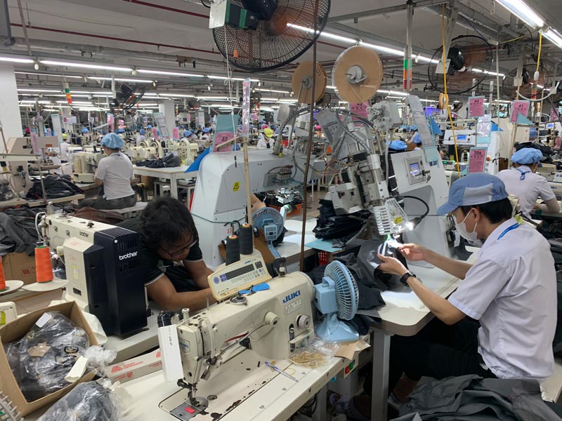 Many businesses in the Central region are "thirsty" for human resources, while many workers are still struggling to find suitable jobs. Photo: Tuong Minh