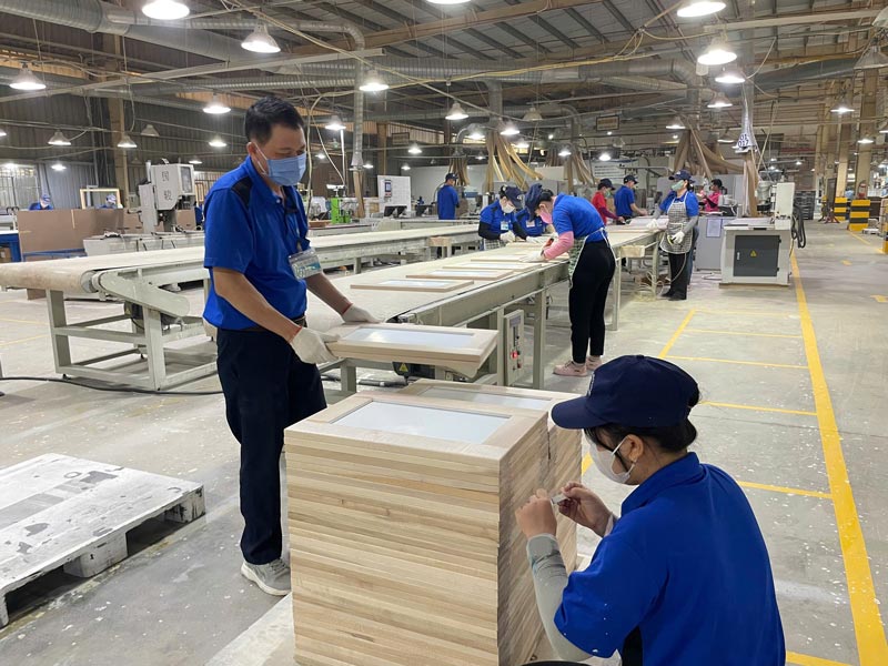 Asia Italy Door Industry Co., Ltd. increases wages to share difficulties with workers. Photo: Dinh Trong