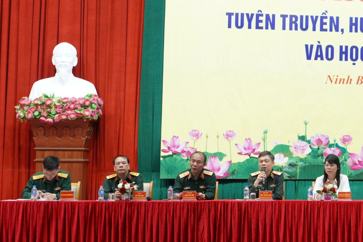 Học viện Quân y tư vấn, giải đáp các câu hỏi của học sinh liên quan đến việc xét tuyển năm 2026. Ảnh: Văn Cương