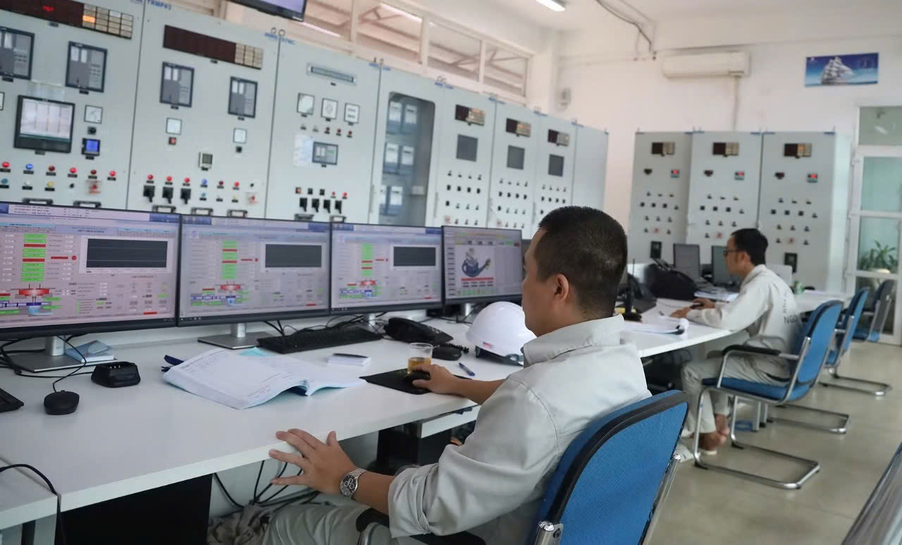 Công nhân trực vận hành tại Nhà máy thủy điện.
